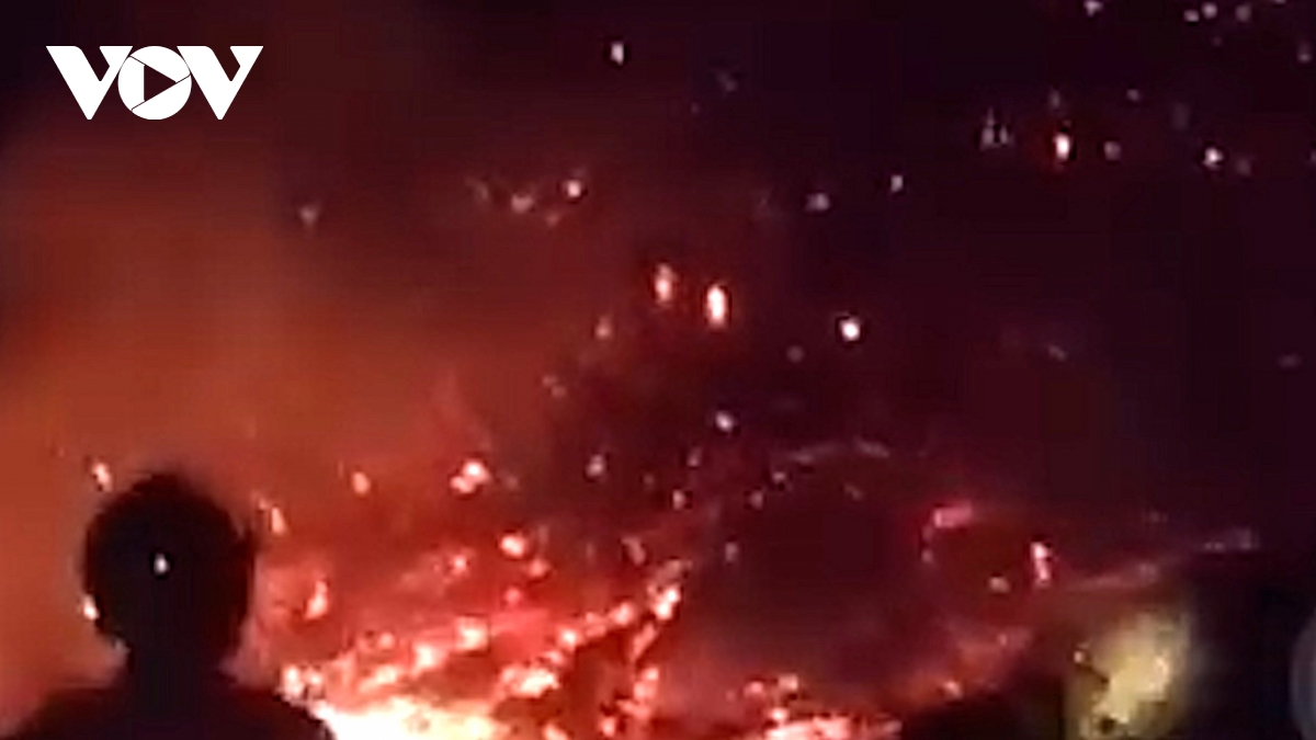 Hàng trăm người chữa cháy rừng trong đêm ở Nghệ An